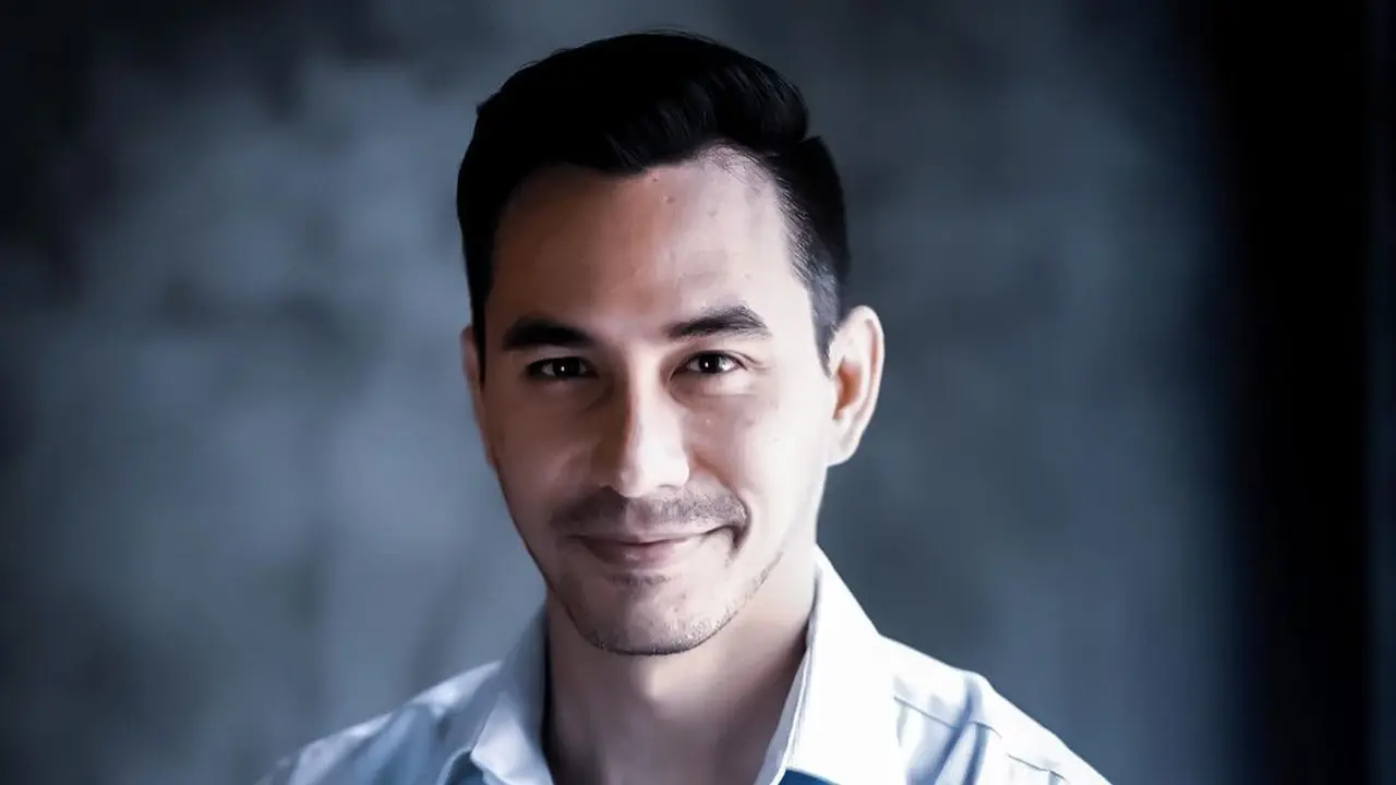 Darius Sinathrya.