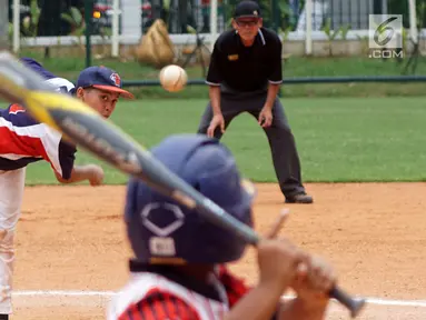 Atlet junior baseball dan softball berlaga dalam turnamen Indonesia Little League 2019 di lapangan softball Senayan, Jakarta, Sabtu (5/1). Turnamen yang digelar  2-6 Januari 2019 diadakan secara independen. (Liputan6.com/Fery Pradolo)