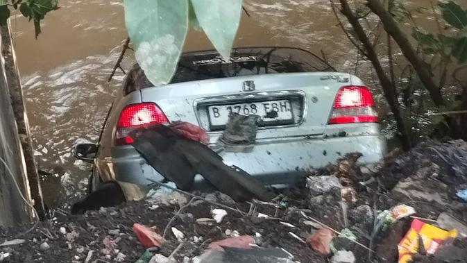 Viral Mobil Sedan Terjun ke Kali Baru Jalan Raya Bogor, Pengemudi Diduga Hindari Tabrakan
