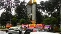 Belasan karangan bunga untuk Ahok-Djarot ditaruh di sekitar Monumen Perjuangan Polri, Jalan Polisi Istimewa, Kota Surabaya, Jatim. (Liputan6.com/Dian Kurniawan)