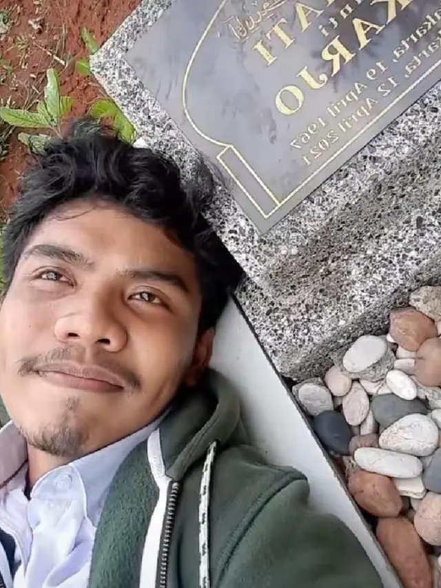 Adi Tayadih Healing di Makam Ibunya (TikTok/@matdjeran)