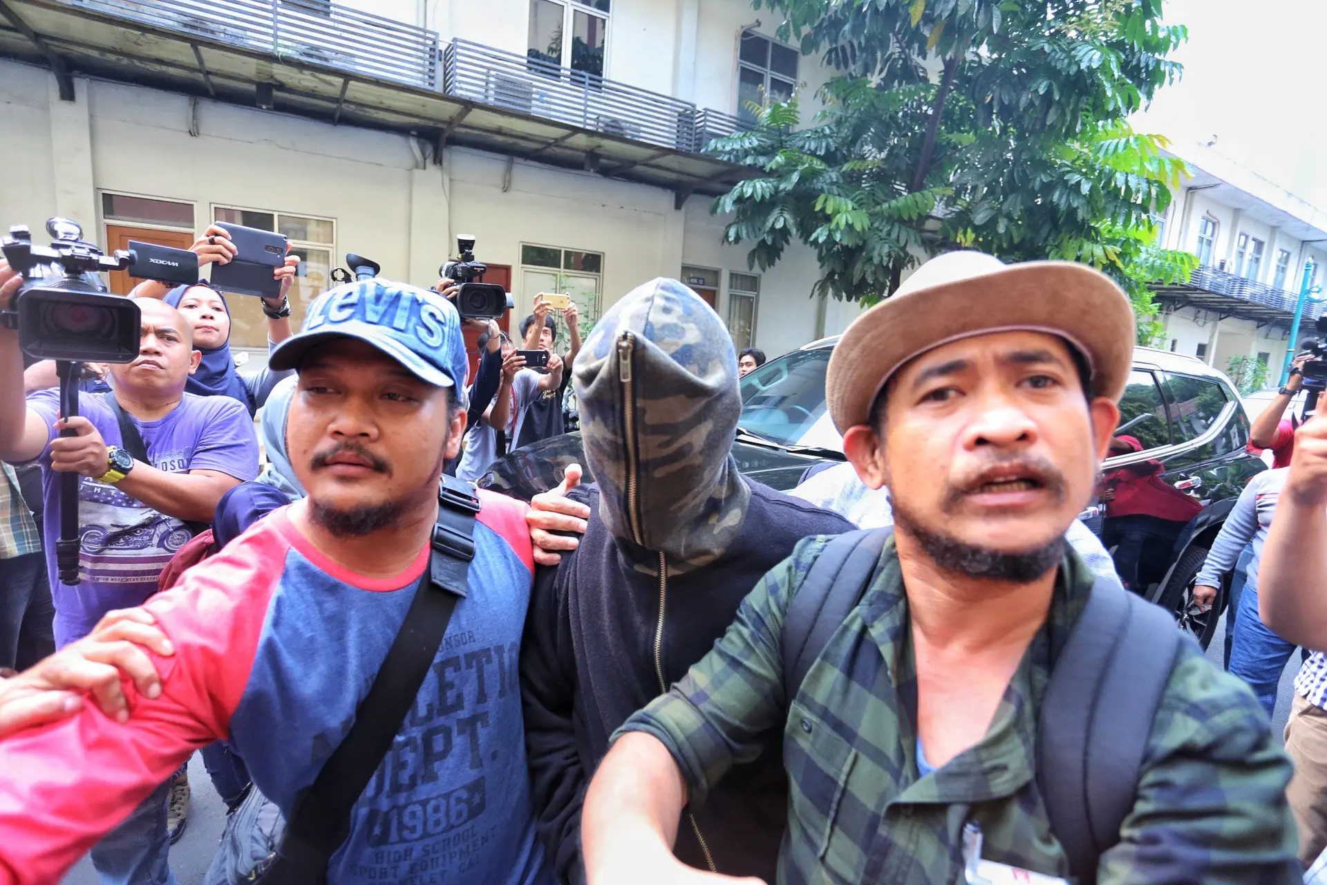 Axel Matthew di tahan di Polda Metro Jaya. Hal itu diungkapkan oleh Kabid Humas Polda Metro Jaya, Kombes Pol Argo Yuwono di Direktorat Narkotika Polda Metro Jaya. Axel di Polda mengenakan penutup hingga rapat menutupi wajahnya. (Adrian Putra/Bintang.com)