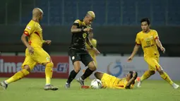 Striker Barito Putra, Rafael Silva, berusaha melewati kepungan pemain Bhayangkara FC pada laga Liga 1 2019 di Stadion Patriot, Bekasi, Selasa (29/5). Bhayangkara menang 4-2 atas Barito. (Bola.com/Yoppy Renato)