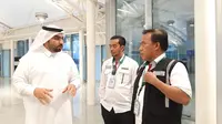 Ali Abdalla, dari Tecnology Control Company (TCC) Arab Saudi dan Kadaker Bandara Jeddah-Madinah Arsyad Hidayat di Madinah. Darmawan/MCH