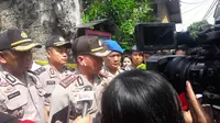 Kapolres Jakarta Kombes Andri Wibowo saat meninjau lokasi kebakaran di Cipinang. (Liputan6.com/Devira Prastiwi)