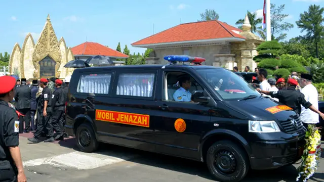 Mobil Jenazah Taufiq Kiemas Tingalkan Lanud Halim ke TMP Kalibata