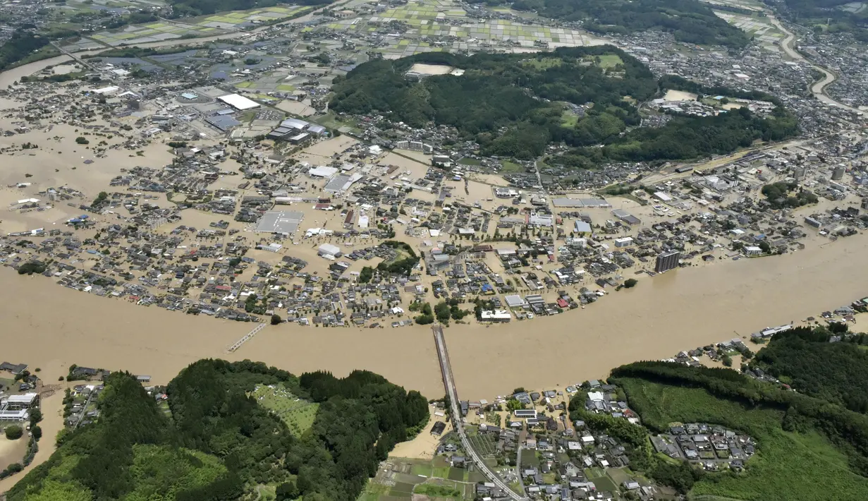 Banjir dan Tanah Longsor di Jepang: Banjir luapan Sungai Kuma merendam kawasan Hitoyoshi, Prefektur Kumamoto, Jepang, Sabtu (4/7/2020). Hujan deras memicu banjir dan tanah longsor di sejumlah wilayah Jepang. (Kyodo News via AP)