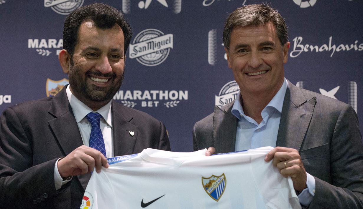 Sheikh Abdullah Al Thani (kiri), seorang anggota keluarga kerajaan Qatar, membeli Malaga pada tahun 2010. Hasilnya, kinerja klub meningkat drastis bahkan mampu mencapai perempatfinal Liga Champions 2012/2013. Namun, Malaga saat ini menurun hingga terdegradasi ke divisi dua. (AFP/Jorge Guerrero)