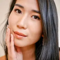 Sontek gaya makeup natural Christie pelantun lagu seribu kali cinta, orange-y lips | instagram.com/christie.ofcl