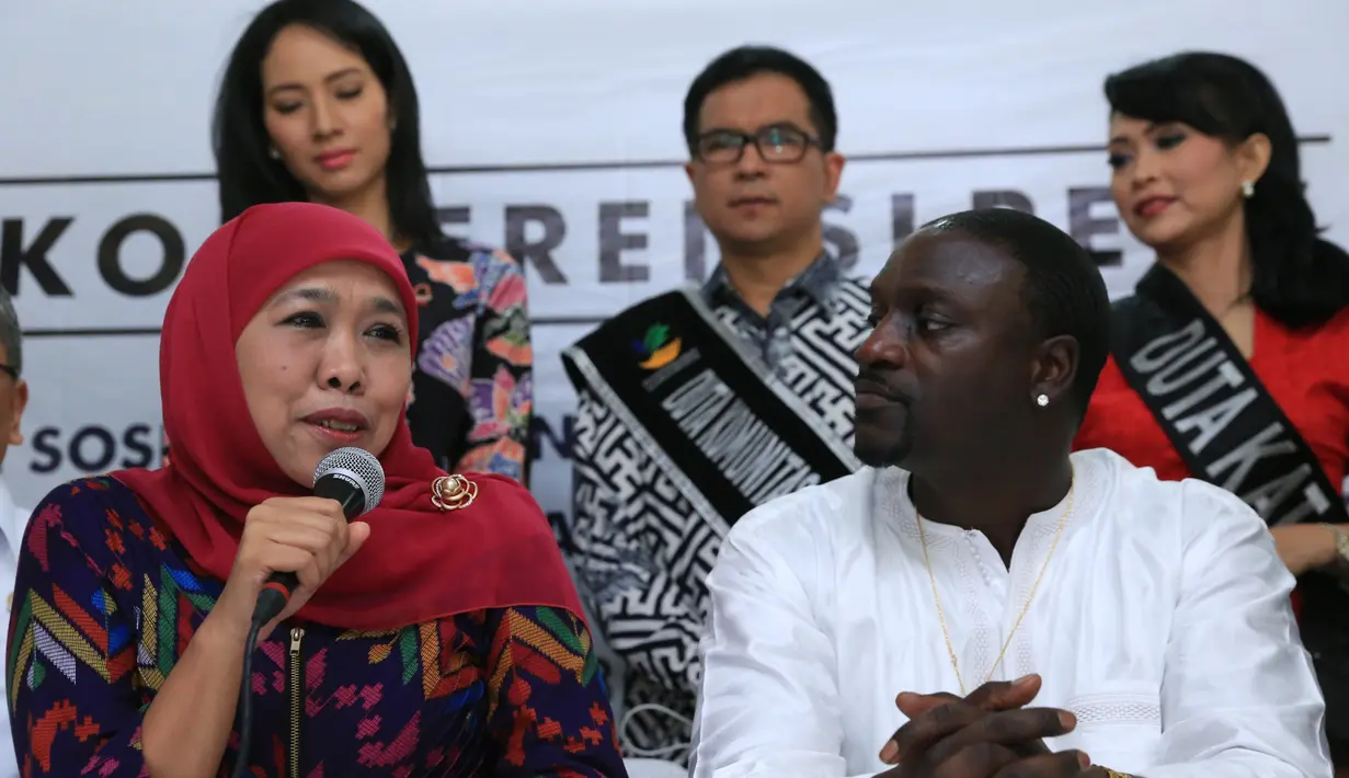 "Kita akan kerjasama dengan Kementerian Desa, Pembangunan Daerah Tertinggal, serta Transmigrasi dan Yayasan Dwiyuna Jaya Foundation untuk bisa memberikan fasilitas kepada Akon di program 'Akon Lighting Indonesia'," kata Khofifah.(Adrian Putra/Bintang.com)