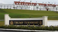 Pemandangan eksterior hotel di Golf Resort Trump Turnberry milik Donald Trump di Skotlandia, Inggris, 13 Juni 2016. Donald Trump akan bertandang ke Inggris untuk meresmikan lapangan golf mewahnya tersebut pada 24 Juni waktu setempat. (REUTERS/Tom Bergin)