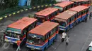 Angkutan umum menunggu penumpang di Terminal Blok M, Jakarta, Selasa (1/11). Berdasarkan data Organda DKI Jakarta, hampir 90% dari total sekitar 6.000 angkutan umum bus sedang sudah tidak layak jalan. (Liputan6.com/Immanuel Antonius)