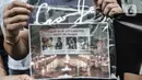 Pencari suaka membawa poster saat unjuk rasa di depan kantor UNHCR, Jakarta, Senin (14/12/2020). Mereka meminta agar proses perpindahan ke negara tujuan dipercepat setelah adanya tiga orang pengungsi yang bunuh diri dalam dua minggu terakhir karena depresi. (merdeka.com/Iqbal Nugroho)