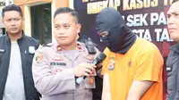 Polisi menangkap pria berinisial FM alias Chiko (18) lantaran menipu 20 gadis kenalannya melalui aplikasi pencarian jodoh. (Liputan6.com/Pramita Tristiawati)