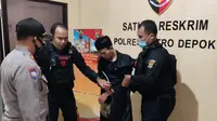 Pria yang viral mengamuk dan mengancam warga menggunakan senjata tajam ditangkap Tim Jaguar Polres Metro Depok. (Istimewa)