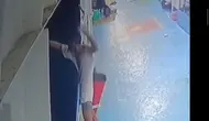Tangkapan layar rekaman CCTV detik detik pemuda berkaos putih melompat ke laut dari atas kapal yang tengah berlayar dari Pelabuhan Merak, Banten ke Pelabuhan Bakauheni, Lampung Selatan. Foto (Istimewa)