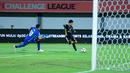 Pemain Dewa United, Stefano Lilipaly, berusaha mencetak gol ke gawang Shan United pada matchday ketiga Grup E AFC Challange League 2025-2026 di Stadion Indomilk Arena, Tangerang, Sabtu (01/11/2025) malam WIB. (Bola.com/M Iqbal Ichsan)
