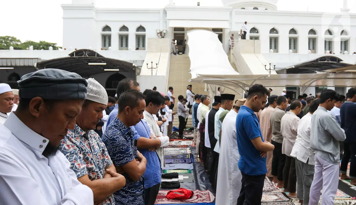 Umat muslim melaksanakan shalat Idul Adha di Masjid Al-Azhar, Kebayoran Baru, Jakarta Selatan, Minggu (16/6/2024). (Liputan6.com/Herman Zakharia)