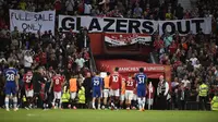 Spanduk Glazers Out terlihat pada pertandingan antara Manchester United kontra Chelsea di ajang Liga Inggris 2022/2023 hari Jumat (26/05/2023) dini hari WIB. (OLI SCARFF / AFP)(OLI SCARFF / AFP)