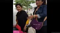 Emak-emak adu mulut di jalan (Istimewa)