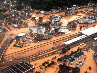 Pemandangan banjir yang merendam wilayah Franco da, sekitar 26 km dari Sao Paulo, Brasil, Jumat (11/3). Hujan deras yang mengakibatkan banjir dan longsor tersebut menewaskan sedikitnya 19 orang. (AFP PHOTO/Marcel Naves)