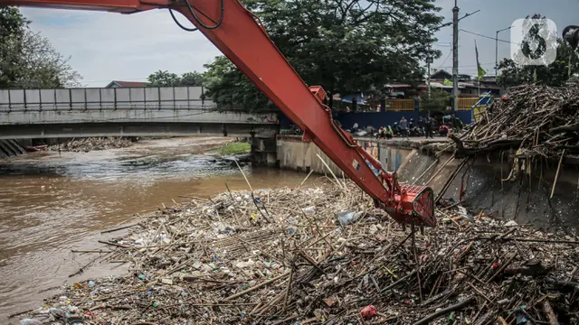 Sampah Kiriman Menumpuk di Pintu Air Manggarai