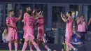 Penyerang Inter Miami asal Argentina, Lionel Messi (kiri) merayakan gol keduanya dalam lanjutan Major League Soccer 2025/2026 melawan D.C United di Chase Stadium, Fort Lauderdale, Florida, Amerika Serikat pada 20 September 2025 waktu setempat atau Minggu (21/9/2025) pagi WIB. (Chris Arjoon/AFP)