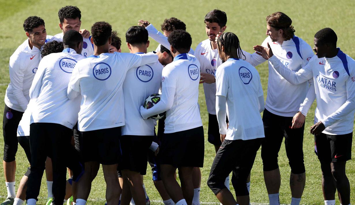Pertandingan atau leg pertama kedua tim tersebut akan berlangsung di Parc des Princes, Prancis, pada Kamis (9/4/2026) dini hari WIB. Tampak dalam foto, para pemain Paris Saint-Germain menghadiri sesi latihan di Campus Paris Saint-Germain, Poissy, pinggiran barat Paris pada Selasa 7 April 2026. (FRANCK FIFE/AFP)