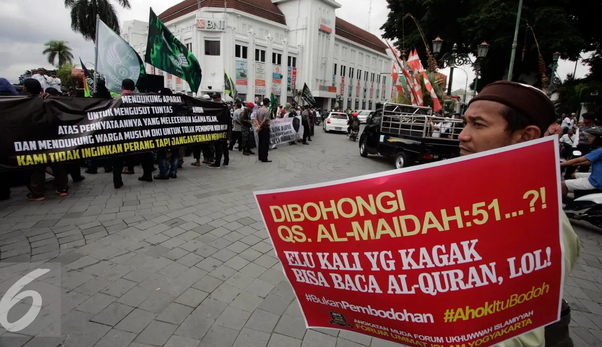 Sejumlah massa dari ormas Islam se- DIY membawa poster saat tabligh akbar di Titik Nol km, Yogya, Minggu (9/10). Mereka mendukung PP Muhammadiah yang telah melaporkan Ahok ke Polda Metro Jaya atas penistaan agama. (Liputan6.com/ Boy Harjanto)