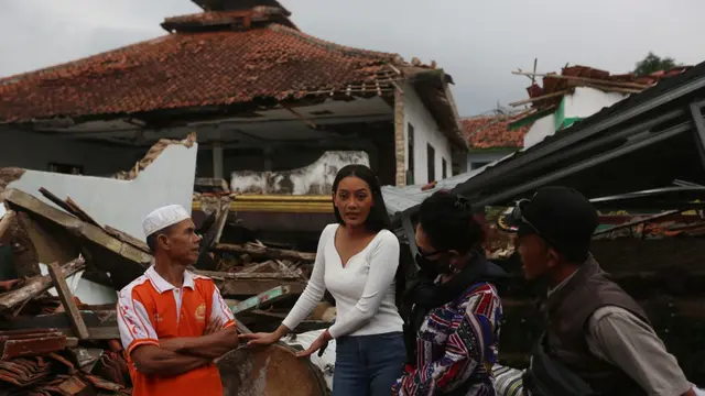 Erika Carlina saat mengunjungi pengungsian korban gempa Cianjur, Minggu (25/12/2022)