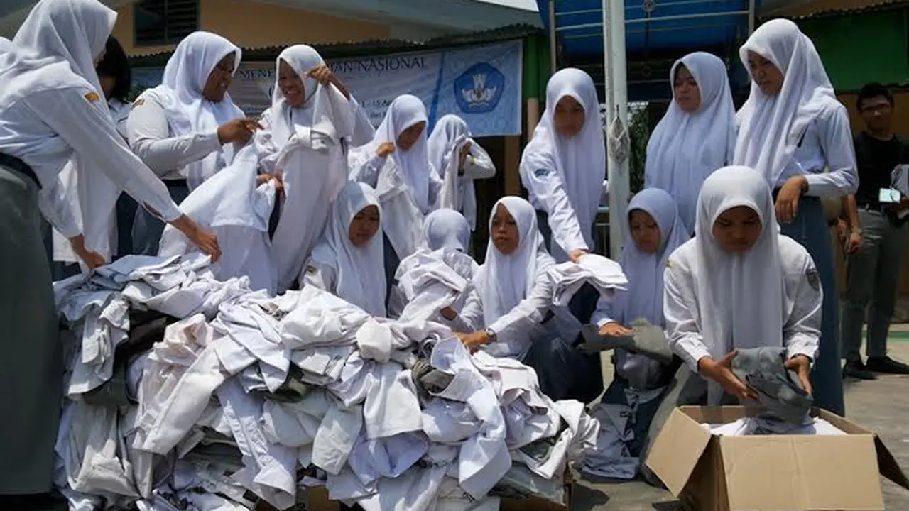 Usai UN, Pelajar SMA di Medan Sumbang Seragam ke Korban Sinabung