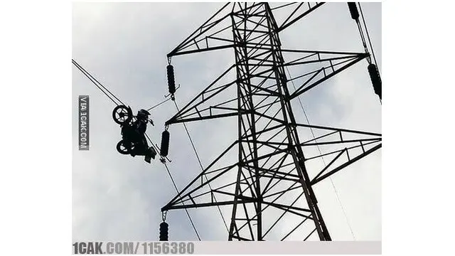 6 Momen Kendaraan Nyangkut di Tempat Tak Biasa Ini Bikin Geleng Kepala