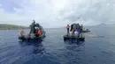 Sebelumnya, sebuah kapal wisatawan tenggelam di perairan Labuan Bajo, Nusa Tenggara Timur, pada Jumat (26/12) malam. Empat warga negara asing (WNA) asal Spanyol dilaporkan hilang dan hingga kini masih dalam pencarian oleh tim SAR gabungan. Tampak dalam foto yang dirilis oleh Badan Nasional Pencarian dan Penyelamatan (BASARNAS) Indonesia pada Sabtu, 27 Desember 2025, memperlihatkan tim penyelamat memeriksa perairan tempat ditemukannya puing-puing yang diyakini berasal dari kapal wisata yang tenggelam, dekat Pulau Padar, Taman Nasional Komodo, Indonesia. (BASARNAS via AP)