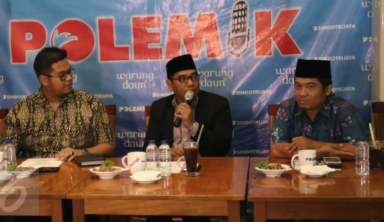 Putera Betawi, Biem Benyamin (tengah) menjadi pembicara pada diskusi 'Kontestasi Pilkada DKI' di Jakarta, Sabtu (12/3). Politikus Partai Gerindra itu memprediksi, Pilkada DKI 2017 tidak akan ada calon yang maju independen. (Liputan6.com/Gempur M Surya)