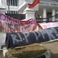 Sejumlah mahasiswa menggotong keranda hitam sebagai bentuk simbolis perlawanan penolakan terhadap disahkannya UU Cipta Kerja di depan DPRD Jawa Barat, Kamis (15/10/2020). (Liputan6.com/Huyogo Simbolon)