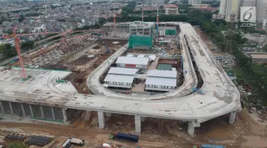 Suasana proyek pembangunan Depo Light Rail Transit (LRT) di kawasan Kelapa Gading, Jakarta Utara, Kamis (25/1). Progres pembangunan proyek LRT Jakarta secara keseluruhan telah mencapai 56,94 persen pada Januari 2018. (Liputan6.com/Arya Manggala)