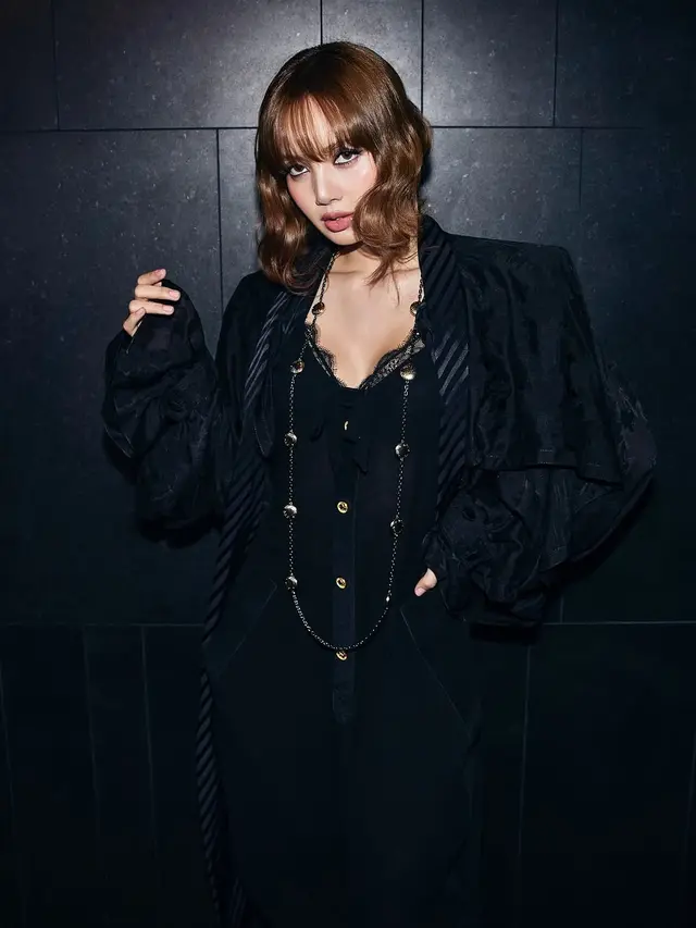 Potret Memukau Lisa BLACKPINK dengan Smokey Eye Makeup yang Memikat di Paris Fashion Week
