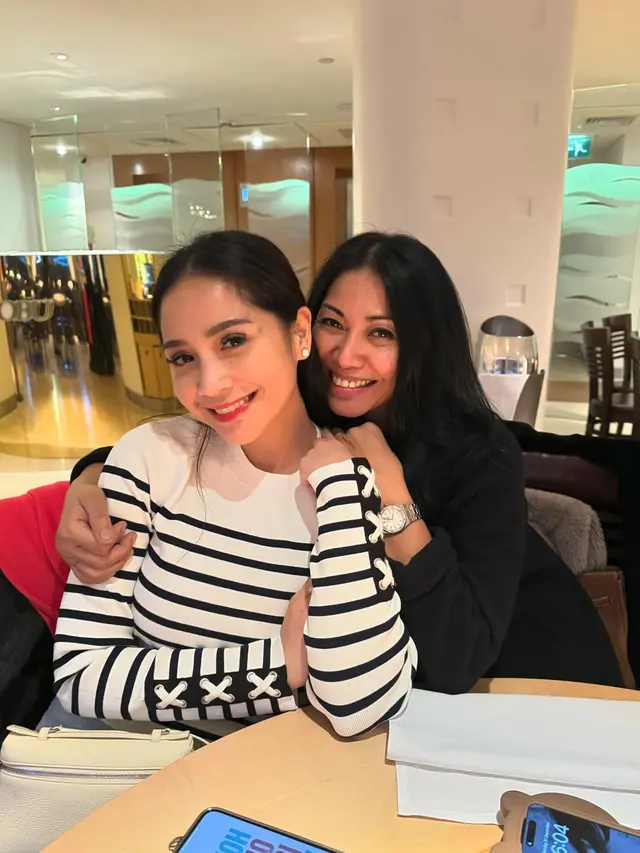 6 Potret Nagita Slavina Bareng Anggun di London, Papa Gideon Pernah Jadi Gitarisnya