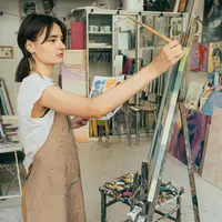 Perempuan sedang melukis &copy; (Antoni Shkraba/https://www.pexels.com/)