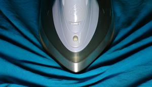 Simak trik menyetrika rok plisket agar lipatannya tidak rusak dan bisa tetap tampil kece! (unsplash.com/Immo Wegmann)