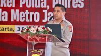 Kapolda Metro Jaya Irjen Pol Karyoto saat memberikan pengarahan kepada penyidik satuan kerja (Satker) Polda, Polres, dan Polsek jajaran Polda Metro Jaya di Gedung Balai Pertemuan Metro Jaya pada Senin (3/2/2025). (Liputan6.com/Ady Anugrahadi).