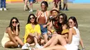 Sejumlah wanita berpose saat menghadiri Coachella Music & Arts Festival 2019 di Indio, California (14/4). Festival ini selalu ditunggu oleh pencinta musik dunia dan selebriti Hollywood. (AFP Photo/Frazer Harrison)