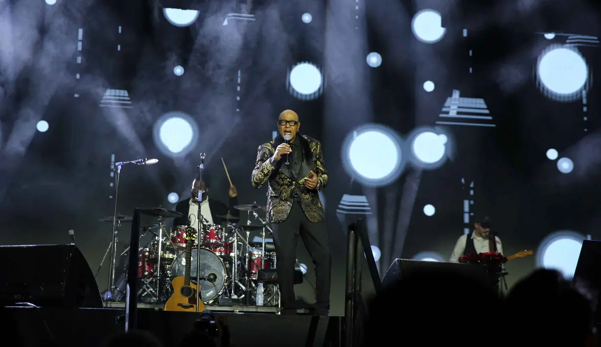 Penampilan para musisi kelas dunia tersebut menghadirkan suasana hangat dan intim yang selaras dengan konsep konser. Tampak dalam foto, penampilan asal Amerika Serikat, Peabo Bryson di konser 90's Intimate 2nd Editionkonser  di Istora Senayan, Jakarta, Sabtu (7/2/2026). (Fimela.com/Adrian Putra)