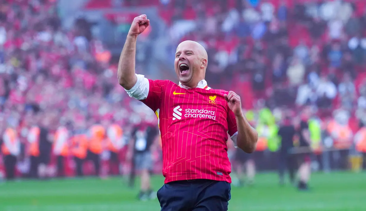 Arne Slot, pada usia 46 tahun dan 222 hari, berhasil mencatatkan namanya sebagai salah satu manajer termuda yang memenangkan gelar Premier League. (AP Photo/Jon Super)