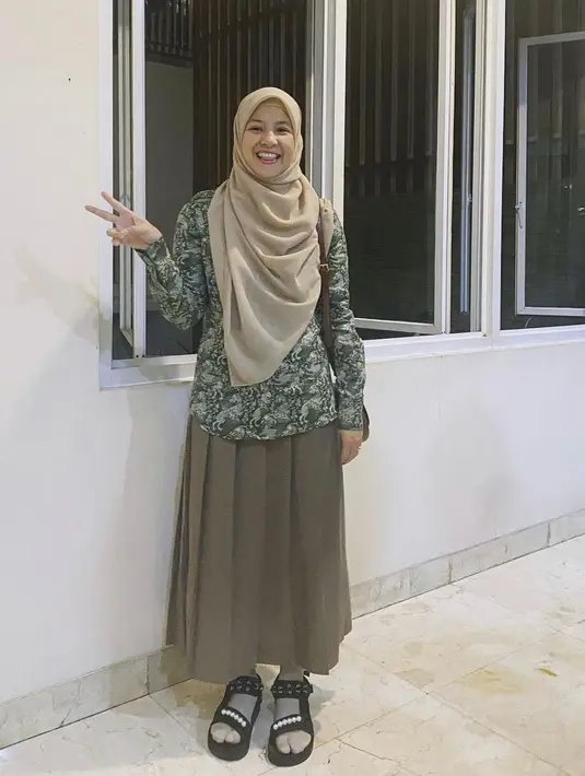 <p>Kemeja dengan motif lurik - lurik sangat cocok dipadu padankan dengan rok A line.&nbsp;(instagram/natasharizkynew)</p>