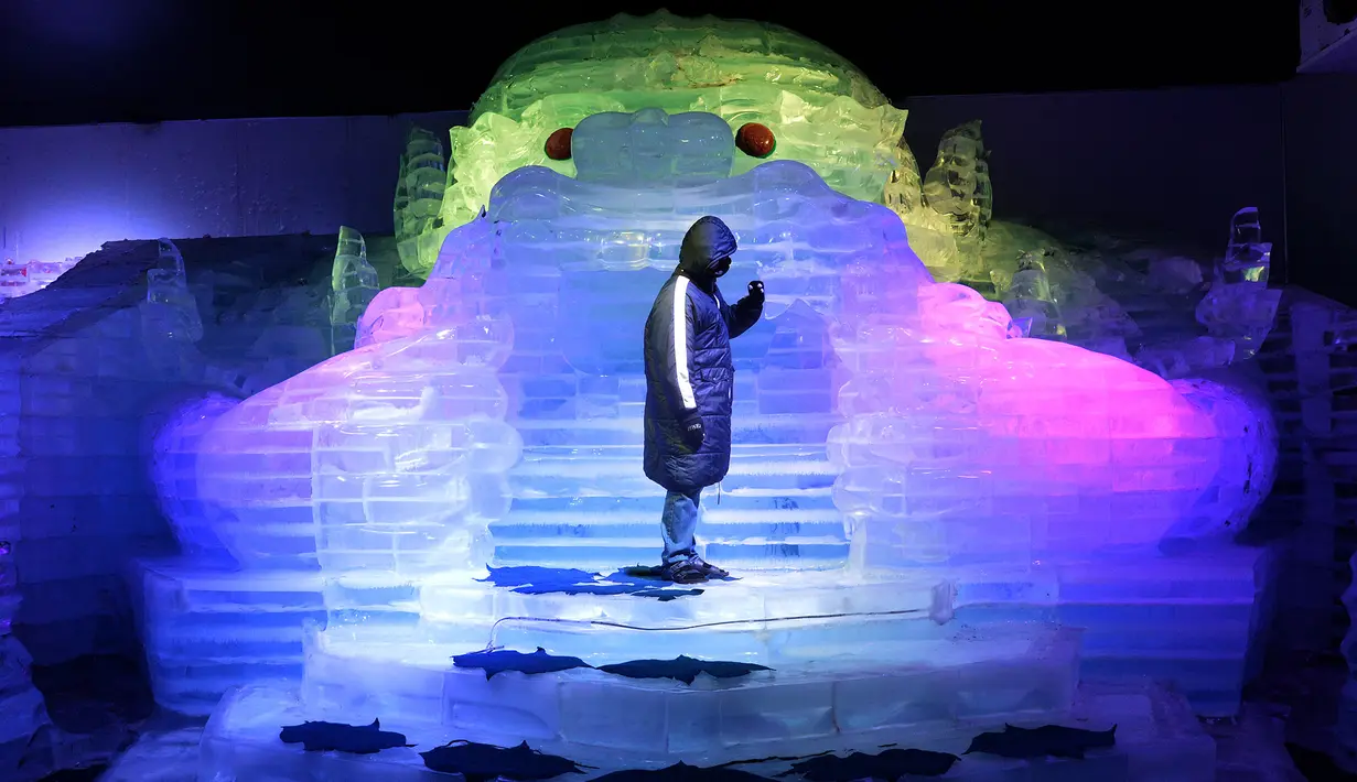 Seorang wisatawan mengunjungi Frost Magical Ice of Siam di Provinsi Chon Buri, Thailand, pada 1 Desember 2020. Suhu di Frost Magical Ice of Siam, yang mencakup area seluas 30.000 meter persegi, dijaga pada angka minus 10 derajat Celsius. (Xinhua/Rachen Sageamsak)