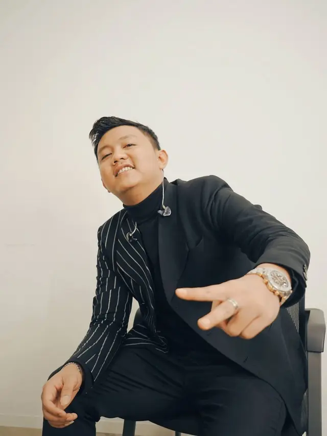 7 Gaya Denny Caknan Tampil Keren dengan Jas Ini Makin Curi Perhatian