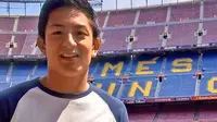 Rio Haryanto, pembalap Manor Racing, saat berkunjung ke Nou Camp, markas Barcelona. (Liputan6.com/Twitter)