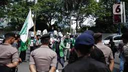 Sejumlah elemen masyarakat dan mahasiswa menggelar aksi Solidaritas untuk Muslim Uighur di depan Kedutaan Besar China di Jakarta, Jumat (20/12/2019). Mereka mengecam dan mengutuk keras penindasan terhadap muslim Uighur di China. (Liputan6.com/Faizal Fanani)