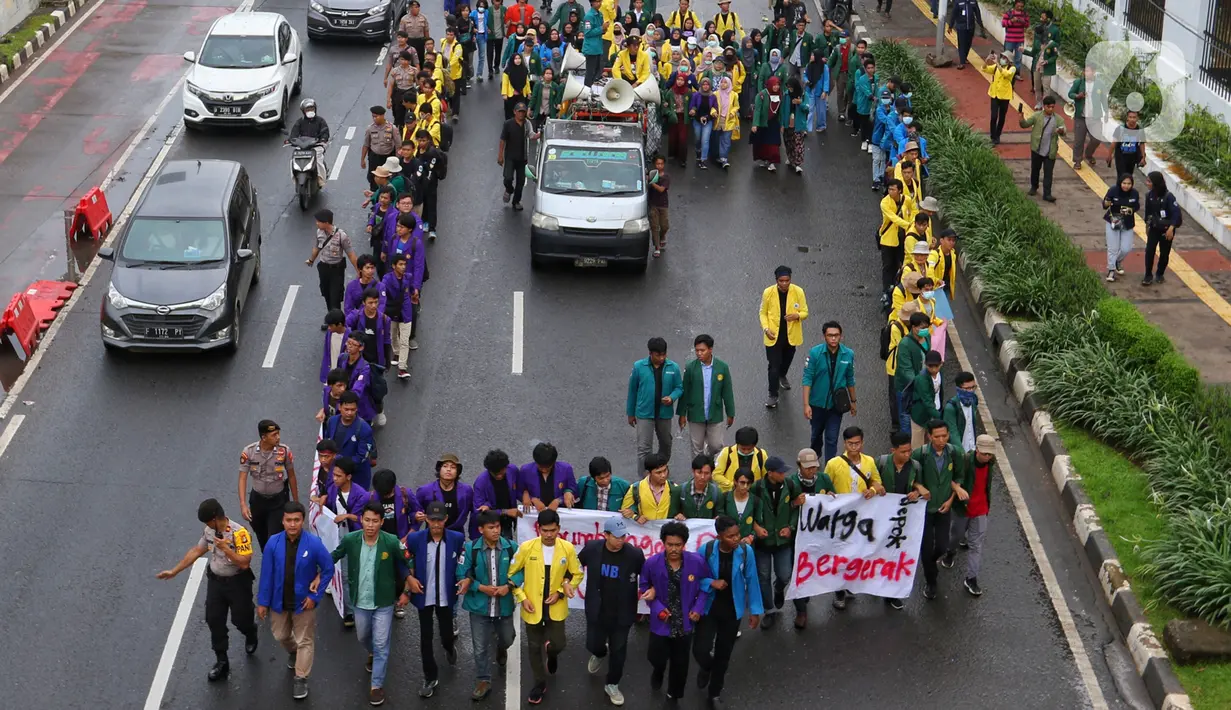 Mahasiswa berjalan kaki saat berunjuk rasa RUU Omnibus Law di depan Gedung MPR/DPR/DPD di Jalan Gatot Subroto, Jakarta, Rabu (4/2/2020). Aksi ini diikuti Aliansi Badan Eksekutif Mahasiswa Seluruh Indonesia (BEM SI) dari 13 kampus di Jabodetabek. (Liputan6.com/Johan Tallo)